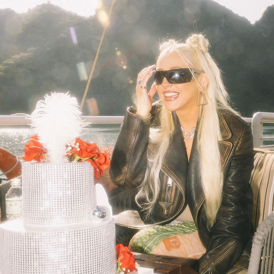 Christina Aguilera đi trực thăng, đón sinh nhật trên Vịnh Hạ Long