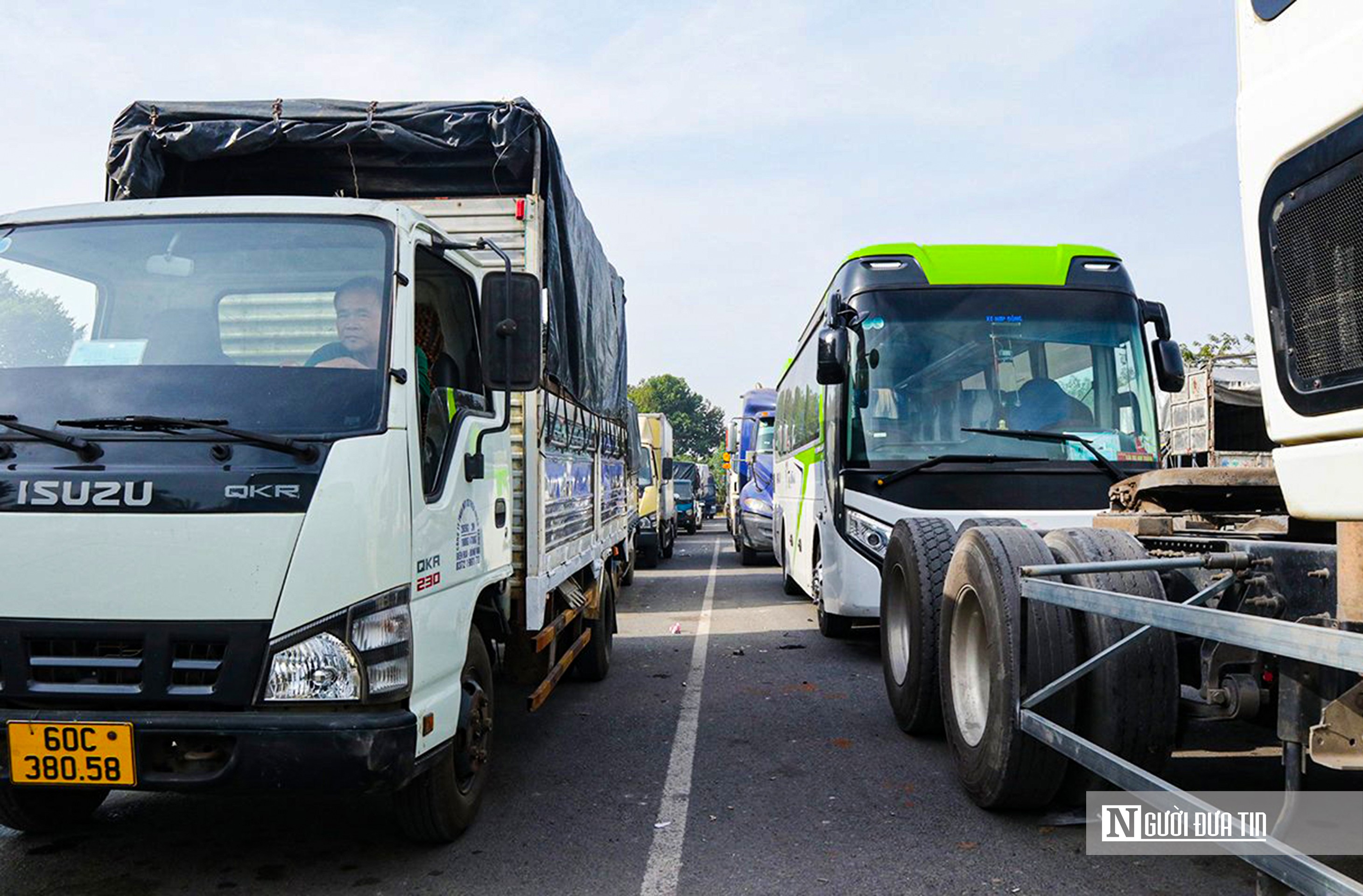 Trung tâm đăng kiểm nhiều nơi quá tải, tài xế than "30 năm mới gặp cảnh này"