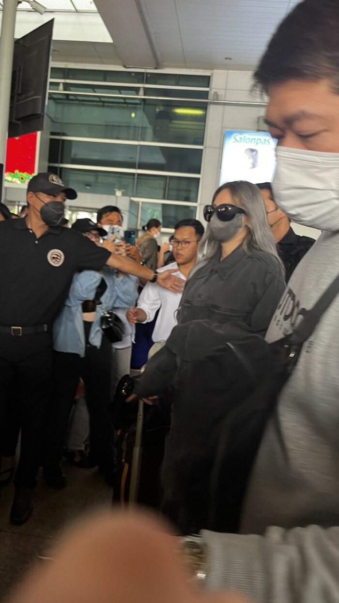 CL vừa có mặt tại sân bay, nam vệ sĩ thân cận của Mỹ Tâm bỗng 'vượt mặt' nữ idol