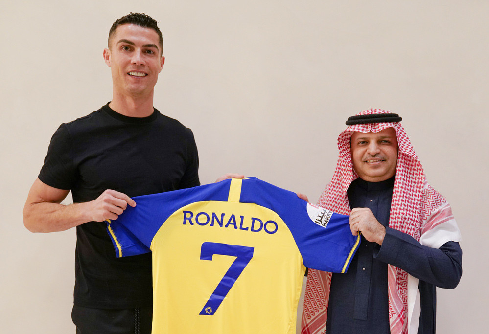 Ronaldo chính thức ký Al Nassr, hưởng lương cao nhất lịch sử