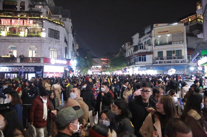 Biển người đổ về Hàm Cá Mập chuẩn bị đón Countdown 2023 Biển người đổ về Hàm Cá Mập chuẩn bị đón Countdown 2023