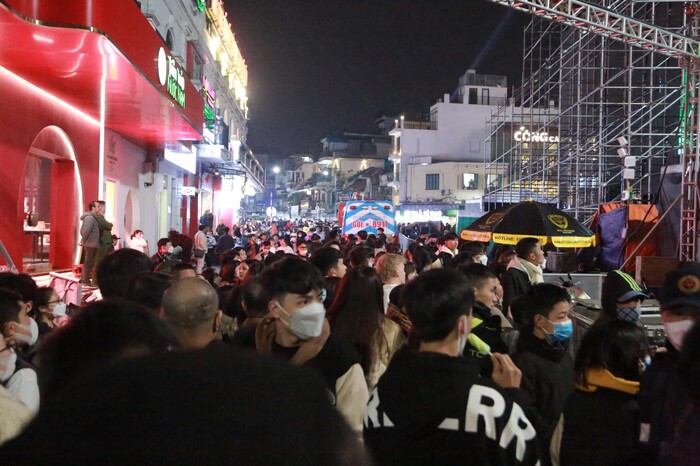 Biển người đổ về Hàm Cá Mập chuẩn bị đón Countdown 2023 Biển người đổ về Hàm Cá Mập chuẩn bị đón Countdown 2023