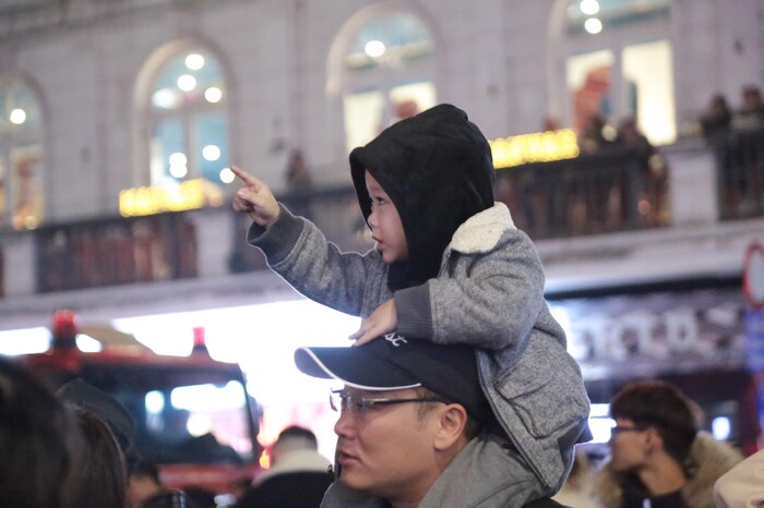Biển người đổ về Hàm Cá Mập chuẩn bị đón Countdown 2023 Biển người đổ về Hàm Cá Mập chuẩn bị đón Countdown 2023