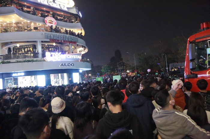 Biển người đổ về Hàm Cá Mập chuẩn bị đón Countdown 2023 Biển người đổ về Hàm Cá Mập chuẩn bị đón Countdown 2023