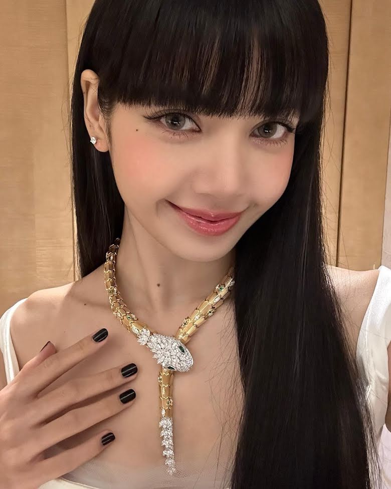 Lisa Blackpink lần đầu tiên trực tiếp nói về việc tái ký hợp đồng