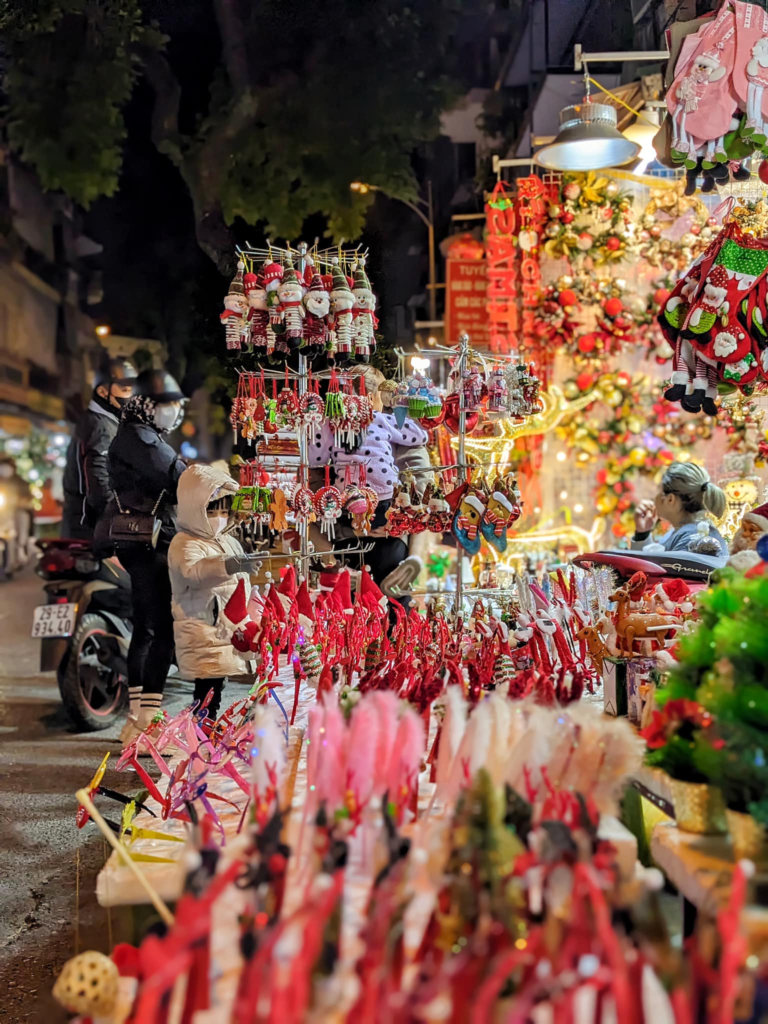 Không khí Noel tràn ngập đường phố Hà Nội