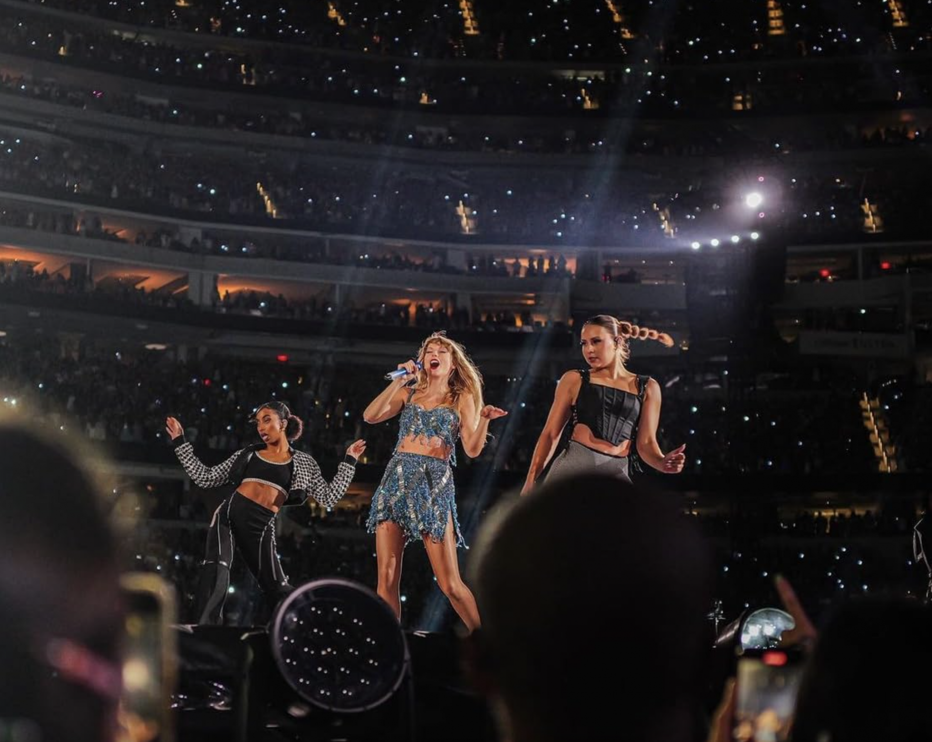 Taylor Swift Khép Lại "The Eras Tour" Với Kỷ Lục Ấn Tượng