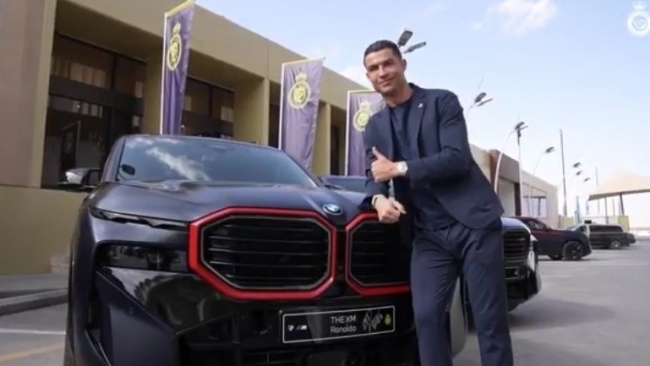 Ronaldo nhận quà đặc biệt