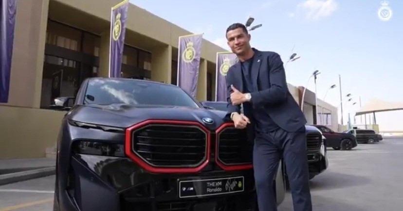 Ronaldo nhận quà đặc biệt