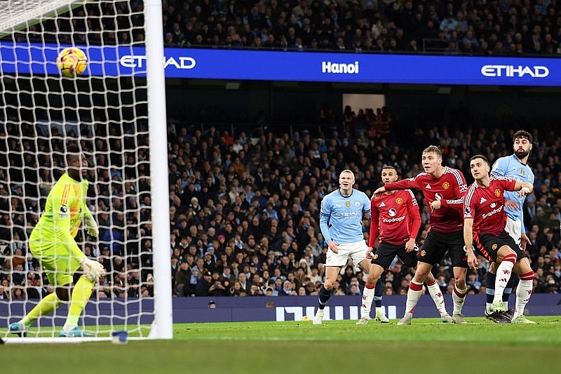 Man City bại trận theo cách khó tin trước Man United