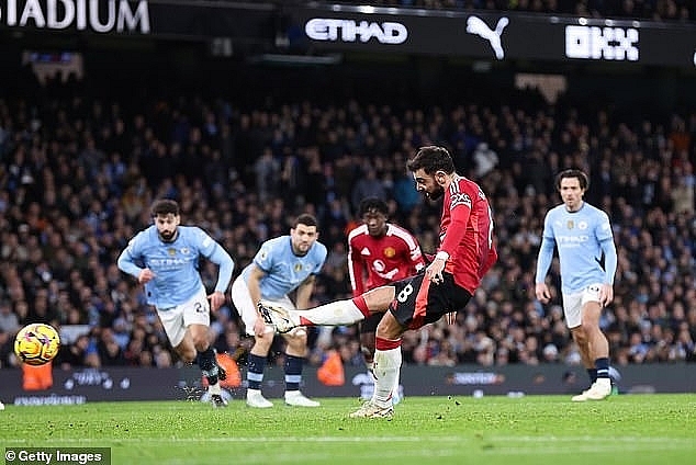 Man City bại trận theo cách khó tin trước Man United