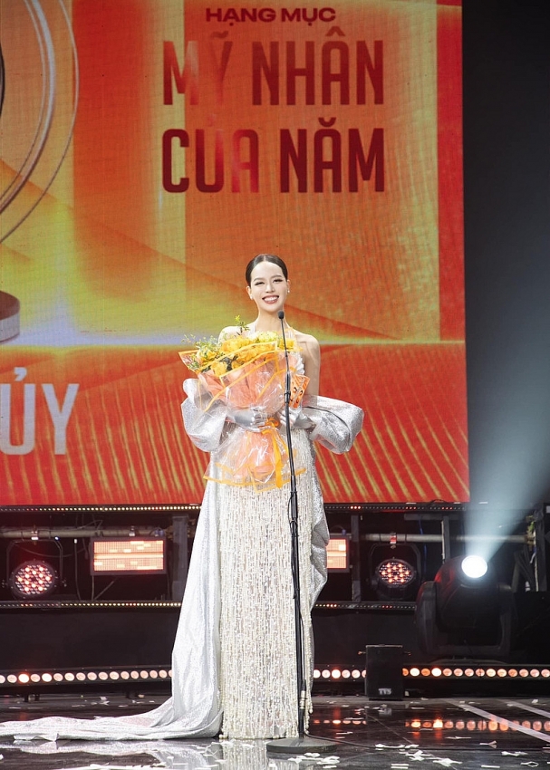 Nhan sắc Hoa hậu Thanh Thủy nhận ‘mưa’ lời khen sau hơn 1 tháng đăng quang Nhan sắc Hoa hậu Thanh Thủy nhận ‘mưa’ lời khen sau hơn 1 tháng đăng quang