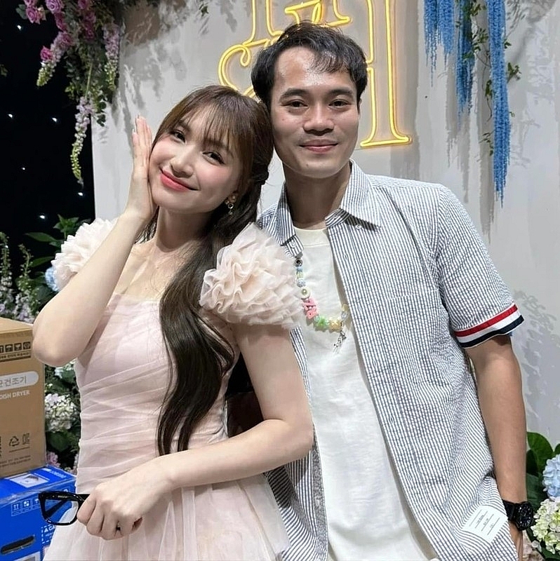 Tiền đạo Văn Toàn và Hòa Minzy được netizen liên tục “đẩy thuyền“ Tiền đạo Văn Toàn và Hòa Minzy được netizen liên tục “đẩy thuyền“
