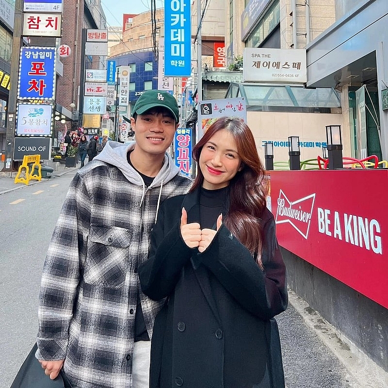 Tiền đạo Văn Toàn và Hòa Minzy được netizen liên tục “đẩy thuyền“ Tiền đạo Văn Toàn và Hòa Minzy được netizen liên tục “đẩy thuyền“