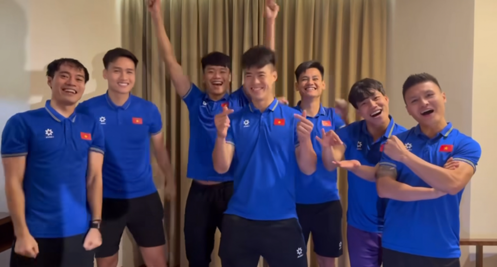 Tiền đạo Văn Toàn và Hòa Minzy được netizen liên tục “đẩy thuyền“ Tiền đạo Văn Toàn và Hòa Minzy được netizen liên tục “đẩy thuyền“