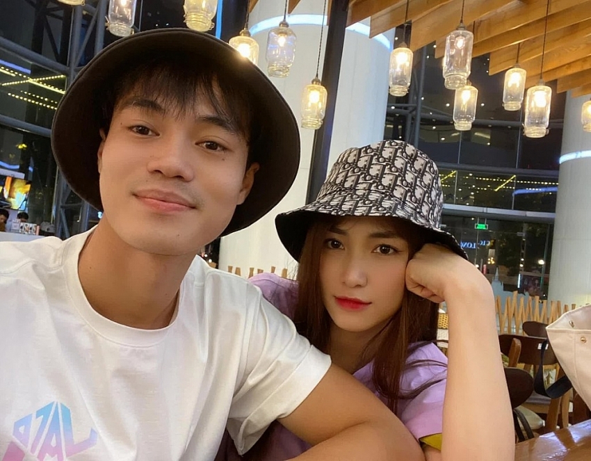 Tiền đạo Văn Toàn và Hòa Minzy được netizen liên tục “đẩy thuyền“ Tiền đạo Văn Toàn và Hòa Minzy được netizen liên tục “đẩy thuyền“