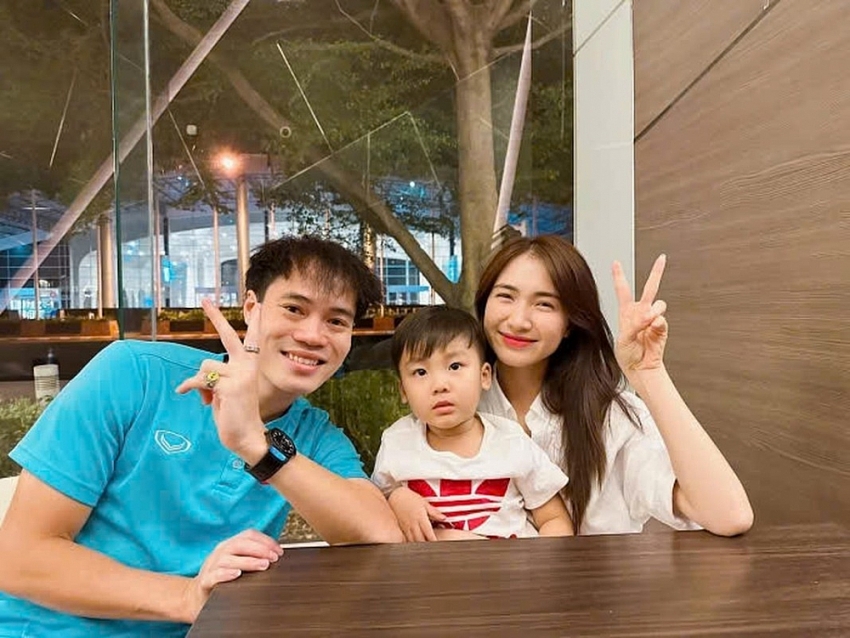 Tiền đạo Văn Toàn và Hòa Minzy được netizen liên tục “đẩy thuyền“ Tiền đạo Văn Toàn và Hòa Minzy được netizen liên tục “đẩy thuyền“