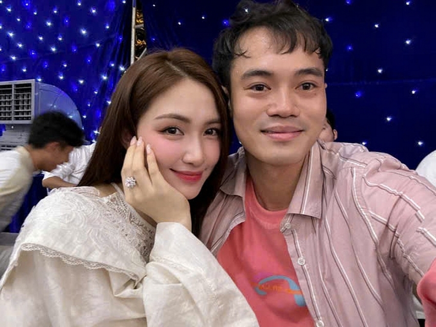 Tiền đạo Văn Toàn và Hòa Minzy được netizen liên tục “đẩy thuyền“ Tiền đạo Văn Toàn và Hòa Minzy được netizen liên tục “đẩy thuyền“