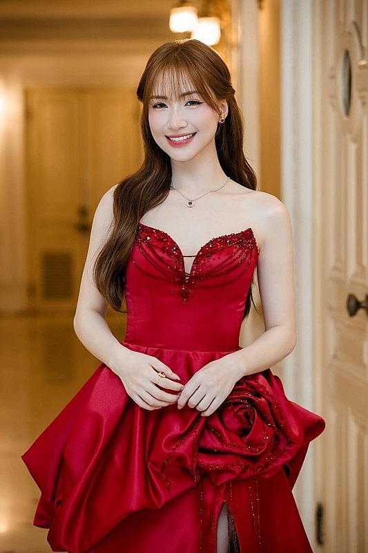 Tiền đạo Văn Toàn và Hòa Minzy được netizen liên tục “đẩy thuyền“ Tiền đạo Văn Toàn và Hòa Minzy được netizen liên tục “đẩy thuyền“
