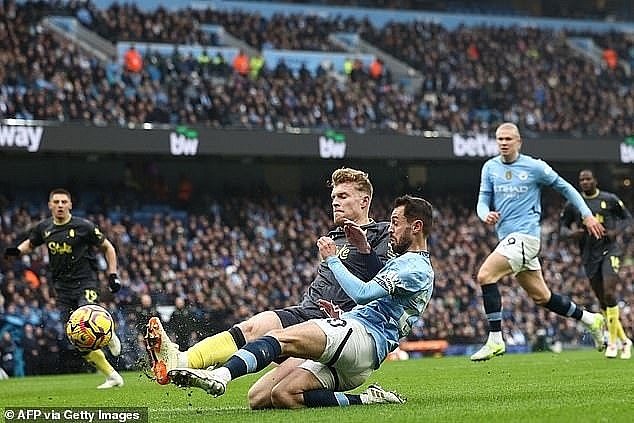 Haaland đá hỏng phạt đền khiến Man City đánh rơi chiến thắng