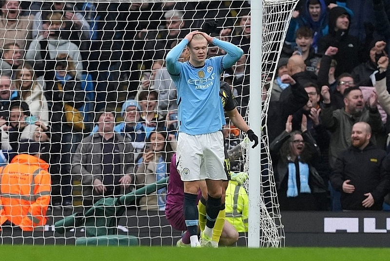 Haaland đá hỏng phạt đền khiến Man City đánh rơi chiến thắng