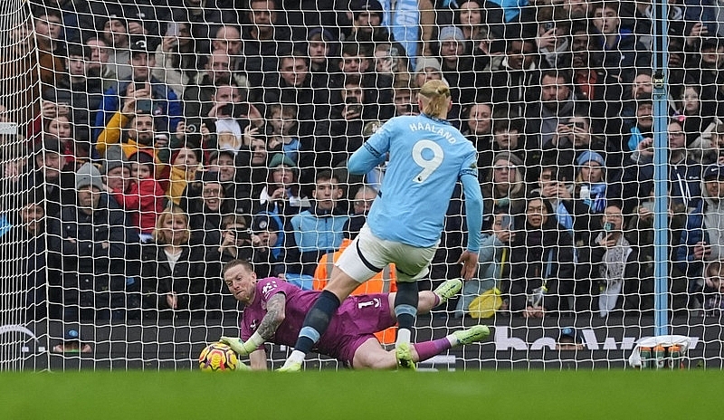 Haaland đá hỏng phạt đền khiến Man City đánh rơi chiến thắng