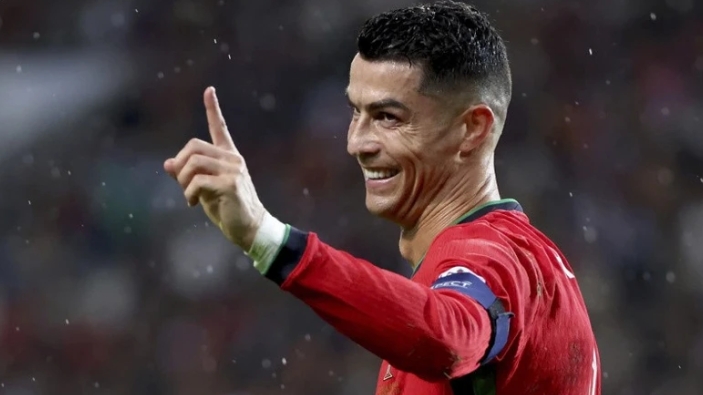 C. Ronaldo ví 'Man United giống một bể cá bệnh'