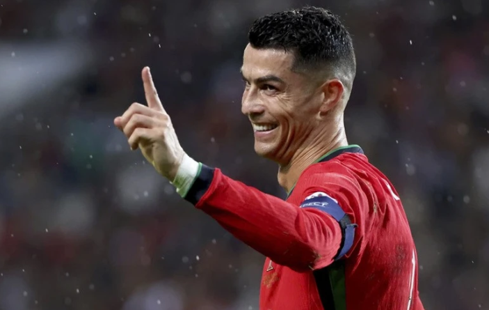 C. Ronaldo ví &apos;Man United giống một bể cá bệnh&apos;