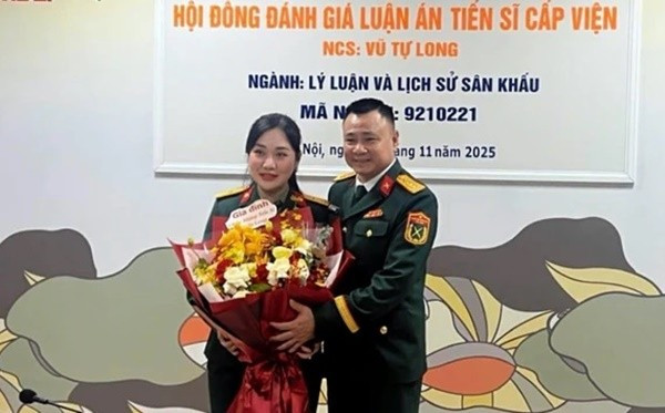 NSND Xuân Bắc vui mừng khi NSND Tự Long bảo vệ luận án tiến sĩ NSND Xuân Bắc vui mừng khi NSND Tự Long bảo vệ luận án tiến sĩ