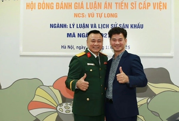 NSND Xuân Bắc vui mừng khi NSND Tự Long bảo vệ luận án tiến sĩ NSND Xuân Bắc vui mừng khi NSND Tự Long bảo vệ luận án tiến sĩ