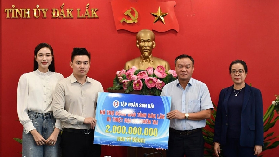 Hoa hậu Đỗ Hà xuất hiện giản dị, cùng ông xã trao quà cho người dân vùng lũ