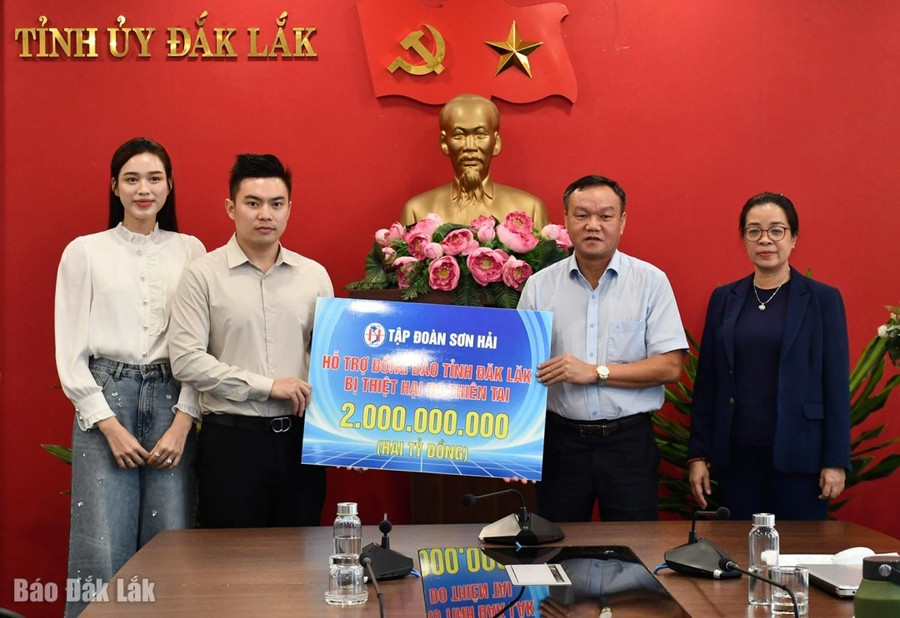 Hoa hậu Đỗ Hà xuất hiện giản dị, cùng ông xã trao quà cho người dân vùng lũ Hoa hậu Đỗ Hà xuất hiện giản dị, cùng ông xã trao quà cho người dân vùng lũ