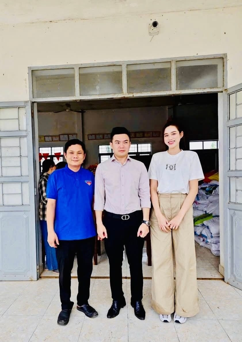 Hoa hậu Đỗ Hà xuất hiện giản dị, cùng ông xã trao quà cho người dân vùng lũ Hoa hậu Đỗ Hà xuất hiện giản dị, cùng ông xã trao quà cho người dân vùng lũ