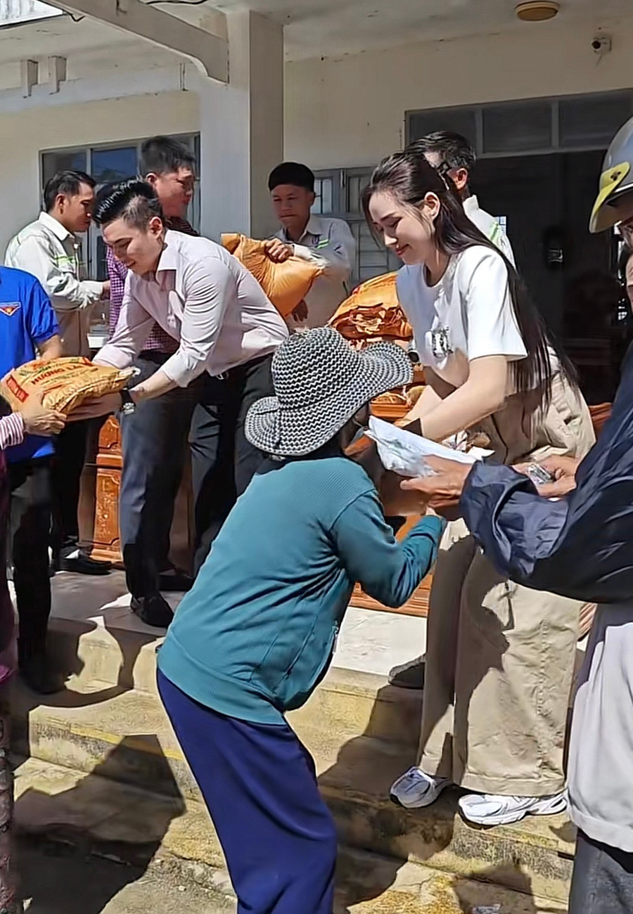 Hoa hậu Đỗ Hà xuất hiện giản dị, cùng ông xã trao quà cho người dân vùng lũ Hoa hậu Đỗ Hà xuất hiện giản dị, cùng ông xã trao quà cho người dân vùng lũ