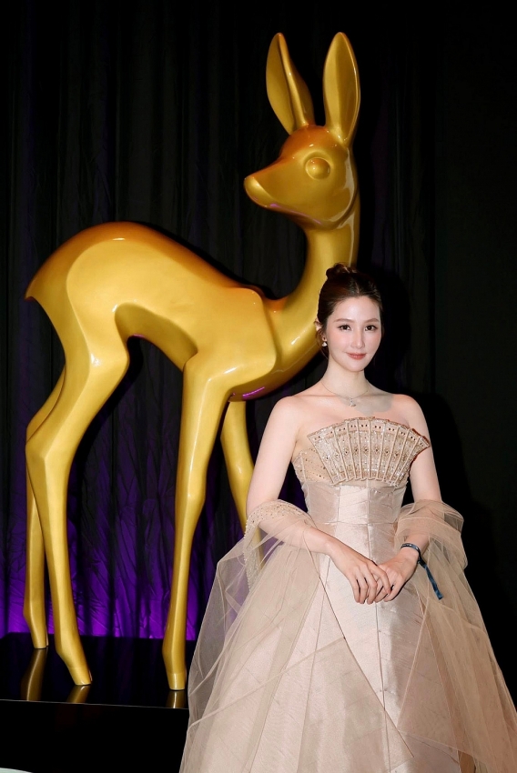 Diễm My 9X tuổi 35 khoe nhan sắc gái một con rạng rỡ