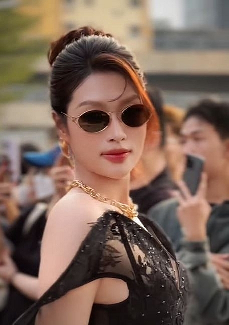 Kỳ Duyên khoe vòng eo siêu thực, gợi cảm hết nấc khi sóng đôi cùng Thiên Ân Kỳ Duyên khoe vòng eo siêu thực, gợi cảm hết nấc khi sóng đôi cùng Thiên Ân