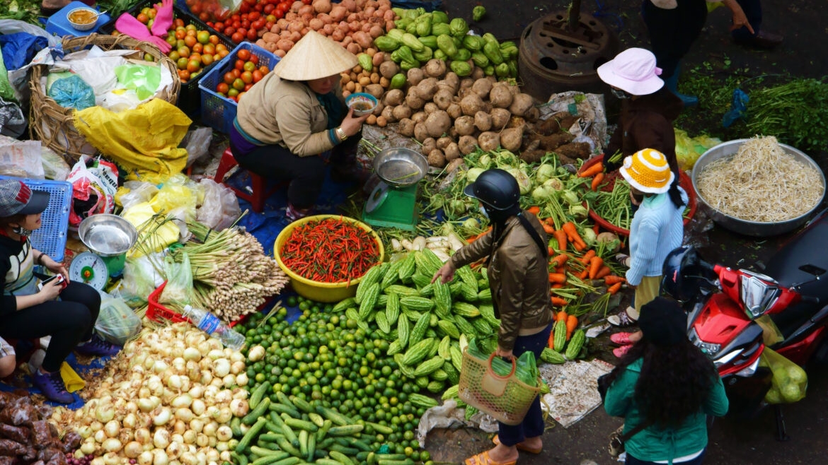 Động lực thương mại – dịch vụ giữ nhịp tăng trưởng, xuất nhập khẩu bứt phá mạnh cuối năm