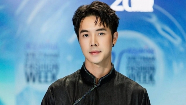 “Dũng con bác Bơ” Đức Hiếu xả vai khoe hình thể nam thần cuồn cuộn