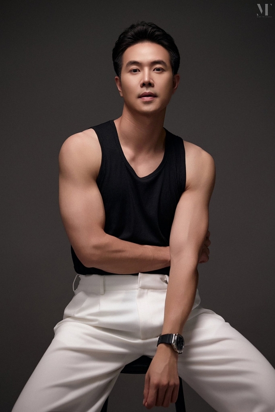 “Dũng con bác Bơ” Đức Hiếu xả vai khoe hình thể nam thần cuồn cuộn “Dũng con bác Bơ” Đức Hiếu xả vai khoe hình thể nam thần cuồn cuộn