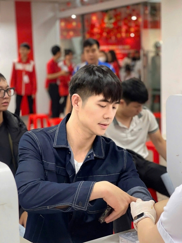 “Dũng con bác Bơ” Đức Hiếu xả vai khoe hình thể nam thần cuồn cuộn “Dũng con bác Bơ” Đức Hiếu xả vai khoe hình thể nam thần cuồn cuộn