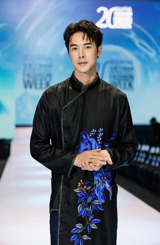 “Dũng con bác Bơ” Đức Hiếu xả vai khoe hình thể nam thần cuồn cuộn “Dũng con bác Bơ” Đức Hiếu xả vai khoe hình thể nam thần cuồn cuộn