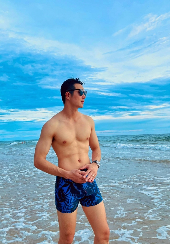 “Dũng con bác Bơ” Đức Hiếu xả vai khoe hình thể nam thần cuồn cuộn “Dũng con bác Bơ” Đức Hiếu xả vai khoe hình thể nam thần cuồn cuộn