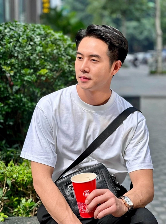 “Dũng con bác Bơ” Đức Hiếu xả vai khoe hình thể nam thần cuồn cuộn “Dũng con bác Bơ” Đức Hiếu xả vai khoe hình thể nam thần cuồn cuộn