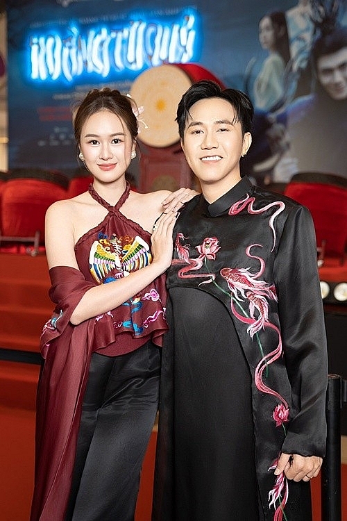 Phong cách thời trang ăn ý của vợ chồng diễn viên Anh Đức Phong cách thời trang ăn ý của vợ chồng diễn viên Anh Đức