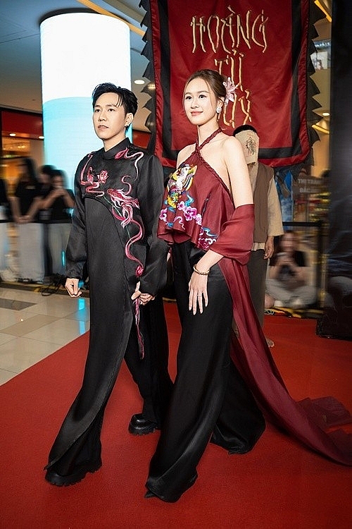 Phong cách thời trang ăn ý của vợ chồng diễn viên Anh Đức Phong cách thời trang ăn ý của vợ chồng diễn viên Anh Đức