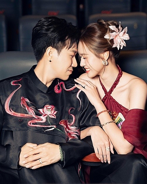 Phong cách thời trang ăn ý của vợ chồng diễn viên Anh Đức Phong cách thời trang ăn ý của vợ chồng diễn viên Anh Đức