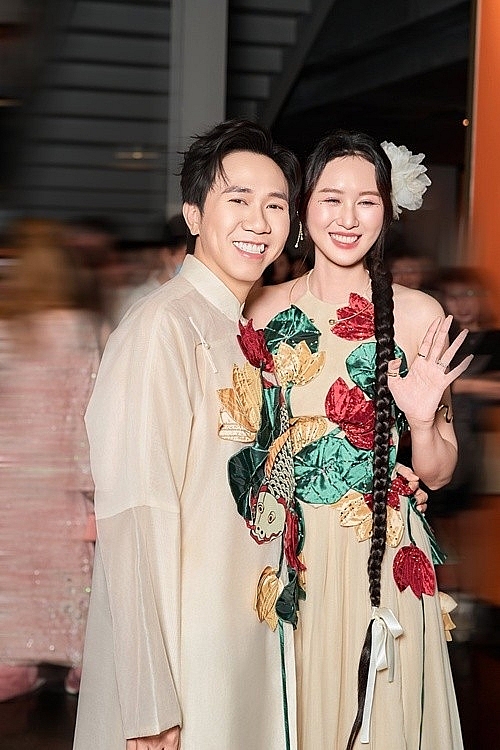 Phong cách thời trang ăn ý của vợ chồng diễn viên Anh Đức Phong cách thời trang ăn ý của vợ chồng diễn viên Anh Đức