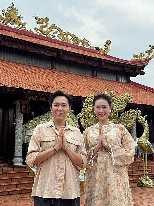 Phong cách thời trang ăn ý của vợ chồng diễn viên Anh Đức Phong cách thời trang ăn ý của vợ chồng diễn viên Anh Đức