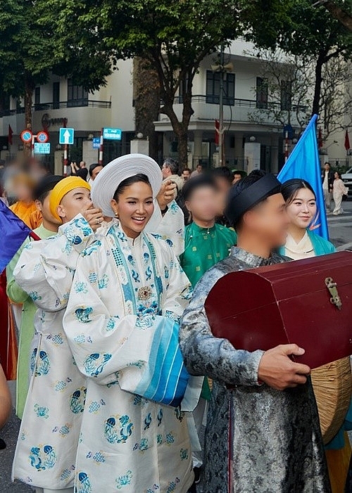 Hoa hậu H’hen Niê được chồng giúp chỉnh sửa phục trang tại sự kiện