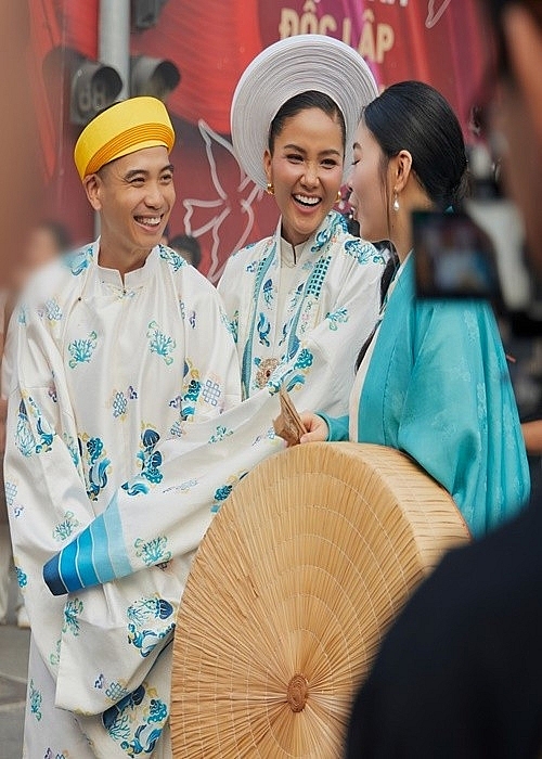 Hoa hậu H’hen Niê được chồng giúp chỉnh sửa phục trang tại sự kiện